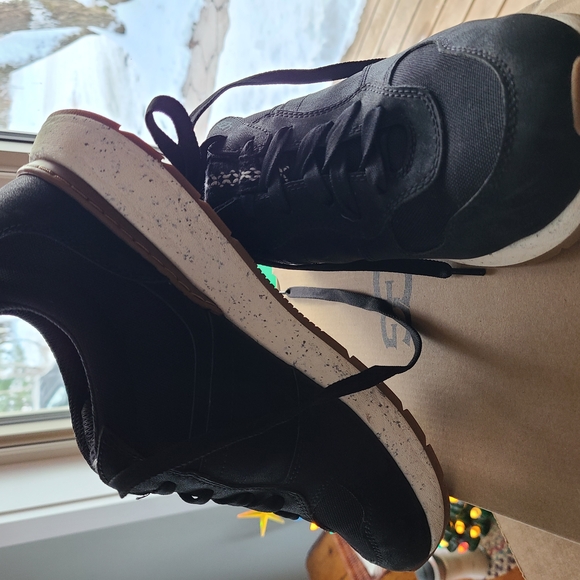 UGG Black ReTrainer Go Anywhere Sneakers 9.5 Excellent Condition & Comfortable - Picture 9 of 16